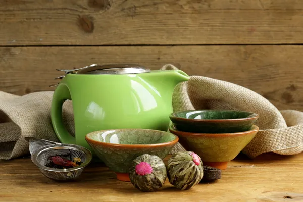 Set for a traditional tea drinking (kettle, cups and green tea) — Stock Photo, Image