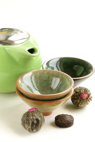 Set for a traditional tea drinking (kettle, cups and green tea) — Stock Photo, Image