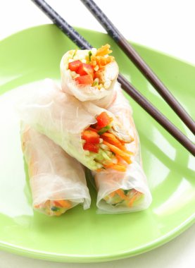 bir tabakta tavuk ve sebze spring rolls
