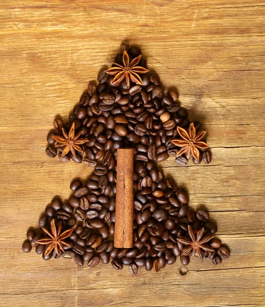Vánoční stromeček stylistické symbol coffee bean, skořici a badyán — Stock fotografie