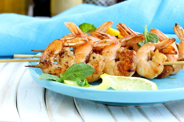 Shrimp grilled on wooden skewers with lemon and basil — Stock Photo, Image