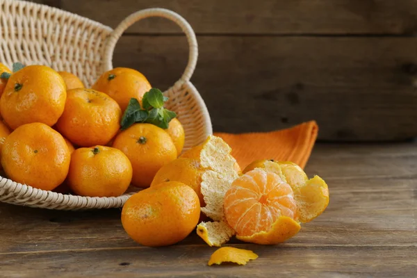 Свежие спелые оранжевые мандарины на деревянном столе — стоковое фото