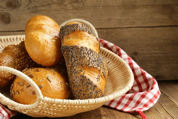 Ürün yelpazesine ekmek (çavdar, uzun beyaz ekmek, tam buğday gevreği topuz) — Stok fotoğraf