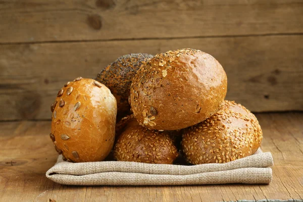 Sortiment Brot (Roggen, Weißbrot, Vollkorngetreidebrötchen)) — Stockfoto