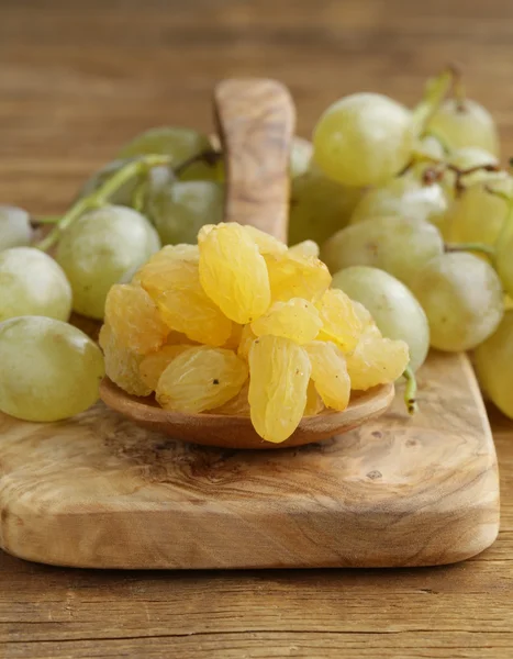 Dried white grapes (raisins) — Stock Photo, Image