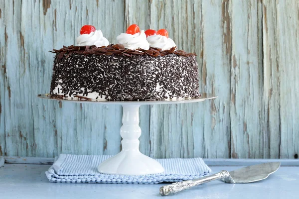 Chocolate cake with cherries and whipped cream (Black Forest) — Stock Photo, Image