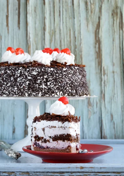 Chocolate cake met kersen en slagroom (Zwarte Woud) — Stockfoto