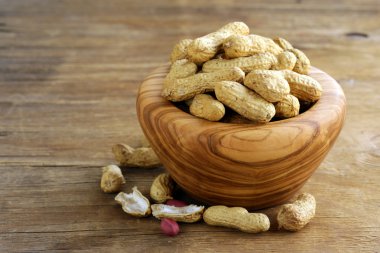 Fıstık fındık kabuğu masada ahşap bir kase