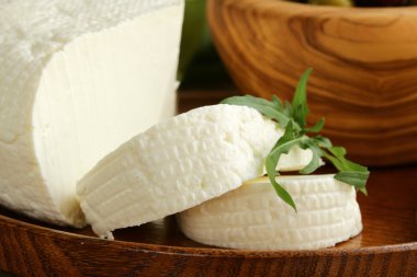 ahşap plaka üzerinde tuzlu süt peynir (beyaz peynir)