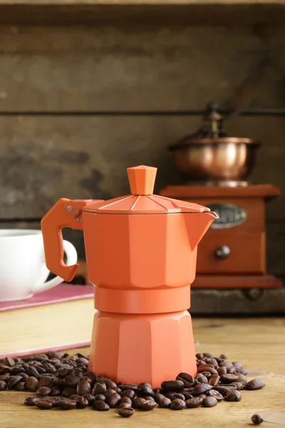 Stilleben av kaffebönor och kaffebryggare, kopp espresso på vintage trä bakgrund — Stockfoto