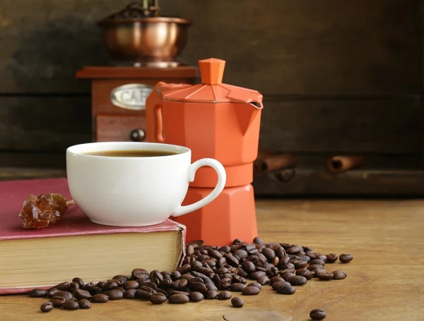Natura morta di chicchi di caffè e caffettiera, tazza di espresso su sfondo di legno vintage — Foto Stock