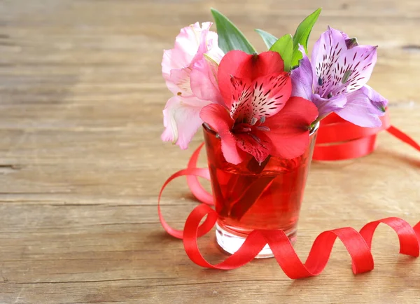 Bouquet di fiori orchidea famiglia (Alstroemeria) bella e colorata — Foto Stock