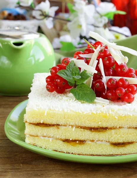 Sponge cake with white chocolate — Stock Photo, Image