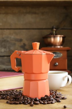 kahve çekirdekleri ve kahve makinesi