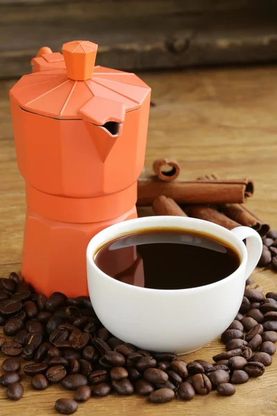 Chicchi di caffè e caffettiera — Foto Stock