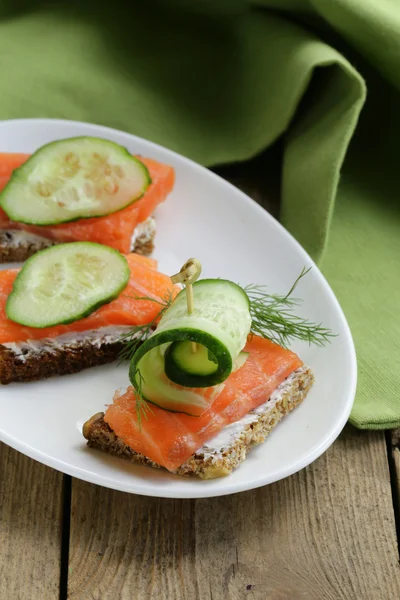 Smörgås med röd fisk (lax) och gurka — Stockfoto