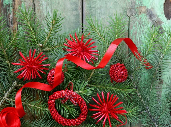 Рождественская композиция с еловыми ветками и украшениями — стоковое фото