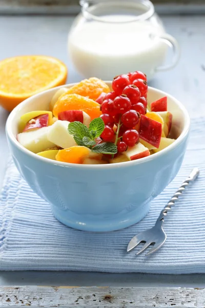 Ensalada de frutas con naranja, manzana y grosella roja —  Fotos de Stock