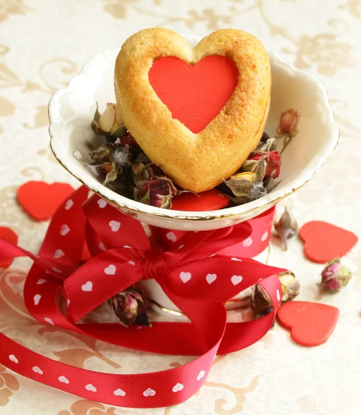 -tatlı hediye Sevgililer günü için kalp şeklinde kek — Stok fotoğraf