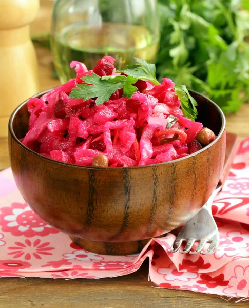 Russischer Salat mit Roter Bete, Kohl und Kartoffeln — Stockfoto