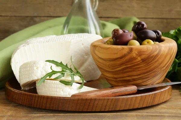 Solené sýr (feta) a marinované černé olivy — Stock fotografie