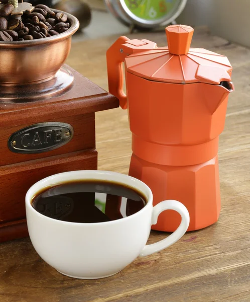 Kaffeemaschine, Bohnen und Tasse Espresso — Stockfoto