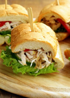 Panini sandviç tavuk ve sebze ahşap oyun tahtası