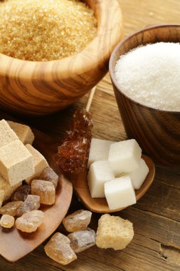 ahşap zemin üzerine şeker - kahverengi, beyaz, rafine şeker çeşitleri