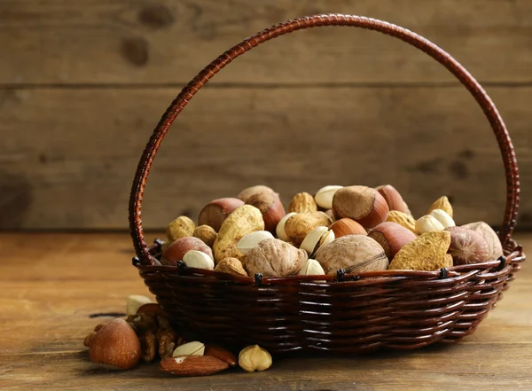 Sortiment verschiedener Nüsse (Erdnüsse, Haselnüsse, Pistazien, Walnüsse)) — Stockfoto