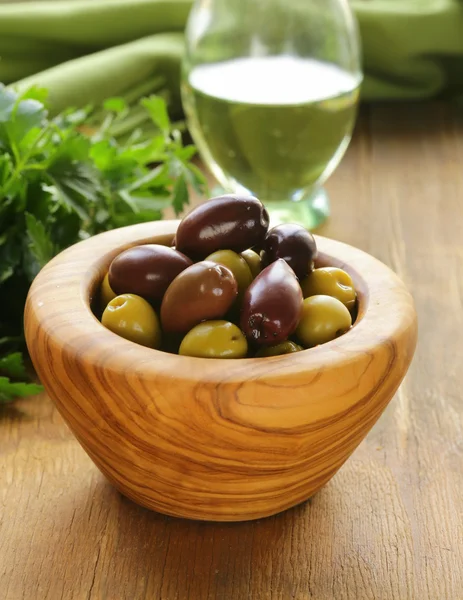 Olive verdi e nere marinate — Foto Stock