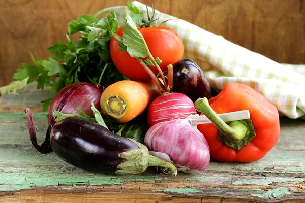 Autumn harvest vegetables (eggplant, carrots, tomatoes, garlic) — Stock Photo, Image