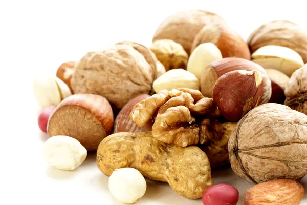 Sortiment av olika nötter (jordnötter, hasselnötter, pistaschnötter, valnötter) — Stockfoto