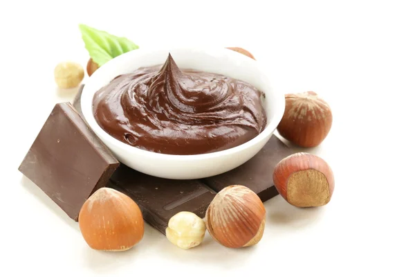 Cokelat manis hazelnut menyebar dengan kacang utuh — Stok Foto