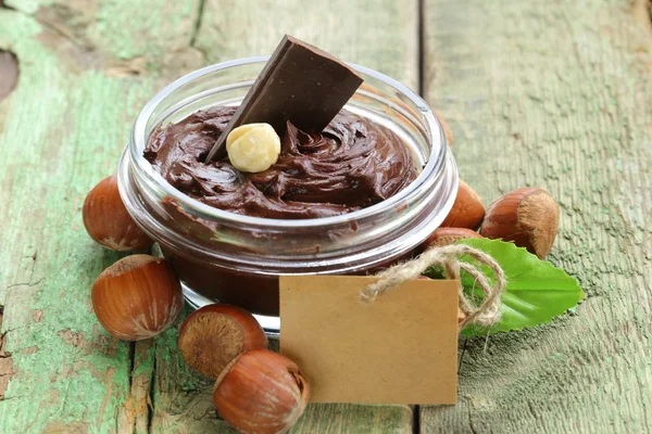 Avelã de chocolate doce espalhar com nozes inteiras — Fotografia de Stock