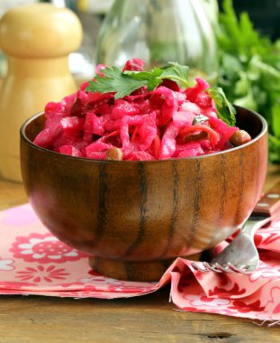 pancar, lahana ve patates ile Rus salatası