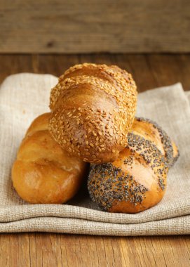 ürün yelpazesine ekmek (çavdar, uzun beyaz ekmek, tam buğday gevreği topuz)