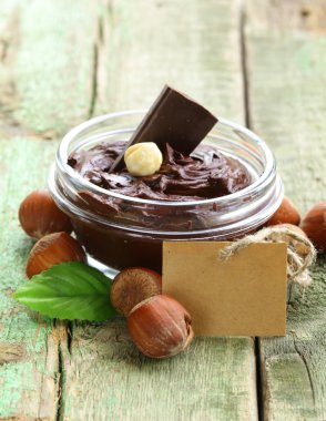 tatlı çikolata fındık ile bütün fındık yayıldı