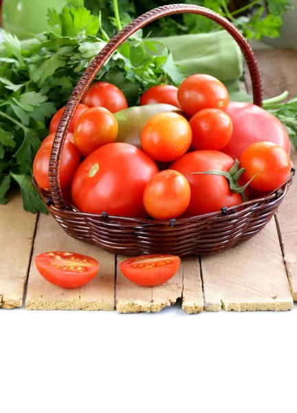 Cesta con tomates —  Fotos de Stock