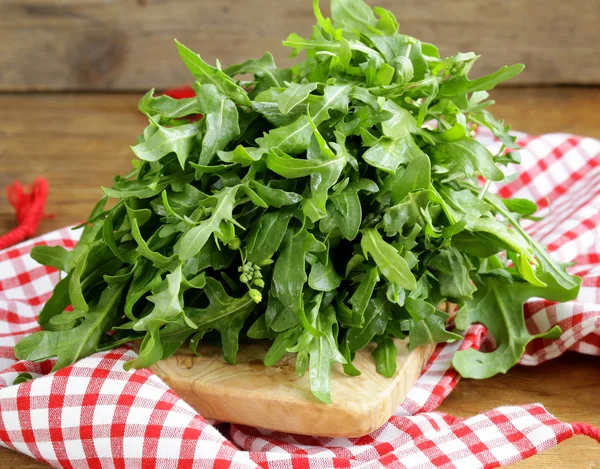 Grande mazzo di rucola insalata verde — Foto Stock