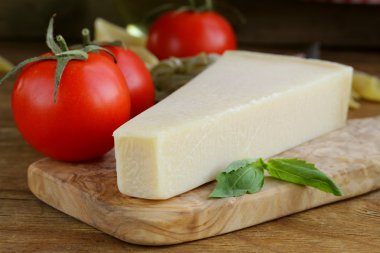 parça ahşap tahta üzerinde doğal parmesan peyniri