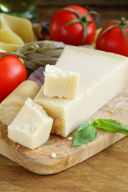 parça ahşap tahta üzerinde doğal parmesan peyniri