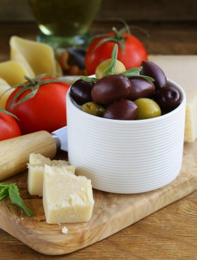 zeytin, parmesan peyniri, domates ve fesleğen ahşap tablo