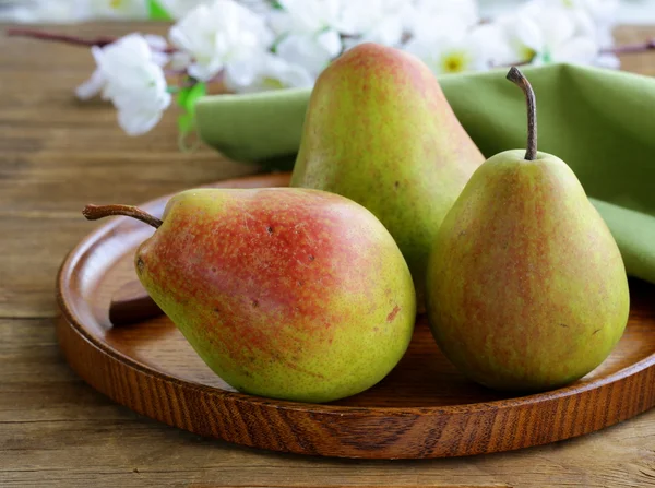 Sweet ripe pears on a wooden table — Stock Photo, Image