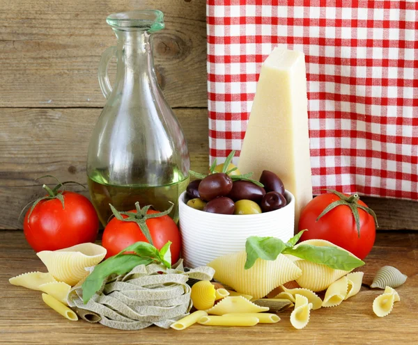 Nature morte des aliments italiens (olive, huile, pâtes, fromage  ) — Photo