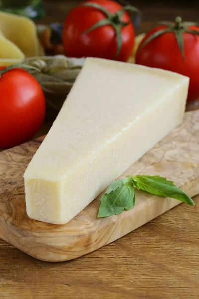 Kawałek sera parmezan naturalnych na desce — Zdjęcie stockowe