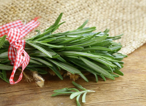 Bio-Bündel frischer Rosmarin auf dem Holztisch — Stockfoto