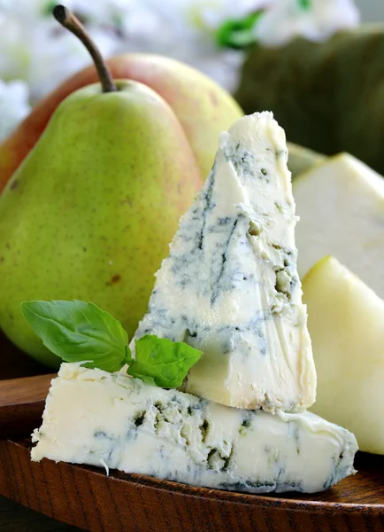 Blue cheese and pears on a wooden plate — Stock Photo, Image