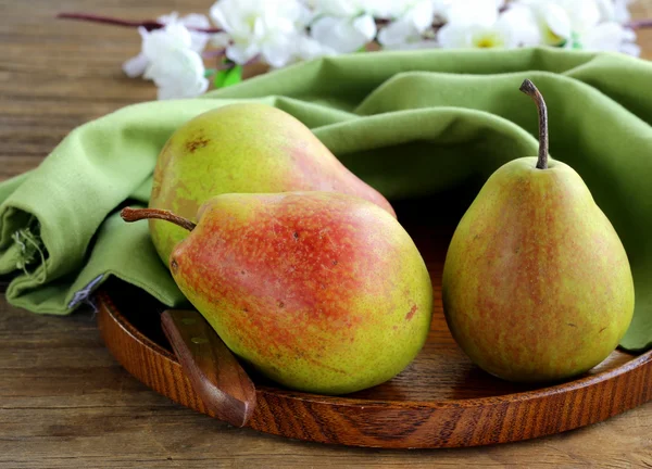 Sweet ripe pears on a wooden table — Stock Photo, Image