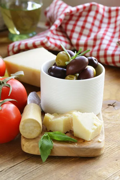 Azeitonas, queijo parmesão, tomate e manjericão — Fotografia de Stock
