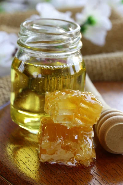 Naturlig ekologisk honung i kammen — Stockfoto